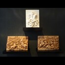 Links und rechts unten sind Reiterschlachten dargestellt, oben der Hl. Georg im Kampf mit dem Drachen